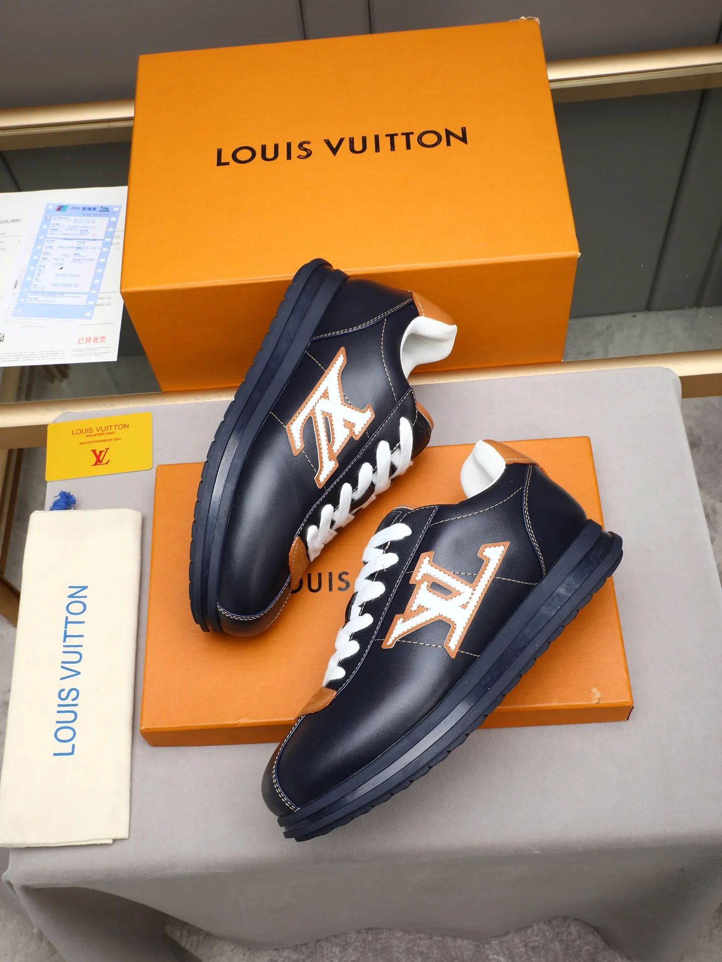PP560 LV Louis Vuitton L Jialu Brand Runner Tatic Series Thick-soled Casual Sports Shoes Running Shoes Original purchase, development and production This LV Runner Tatic sports shoe combines technical materials such as mesh fabric and ribbons to interpret the inspiration of traditional mountaineering shoes. LV letters are written on one side, the lariat buckle of the quick lacing system is embellished with Monogram flowers and Louis Vuitton logos, and the light and wear-resistant rubber outsole completes the whole. ▪️Fabric: Original imported cowhide + mesh ▪️Inner lining: Original customized breathable mesh ▪️Sole: Original open-molded anti-slip rubber combination material ▪️Size: Men's 38-44 (customized for 45 and 46)